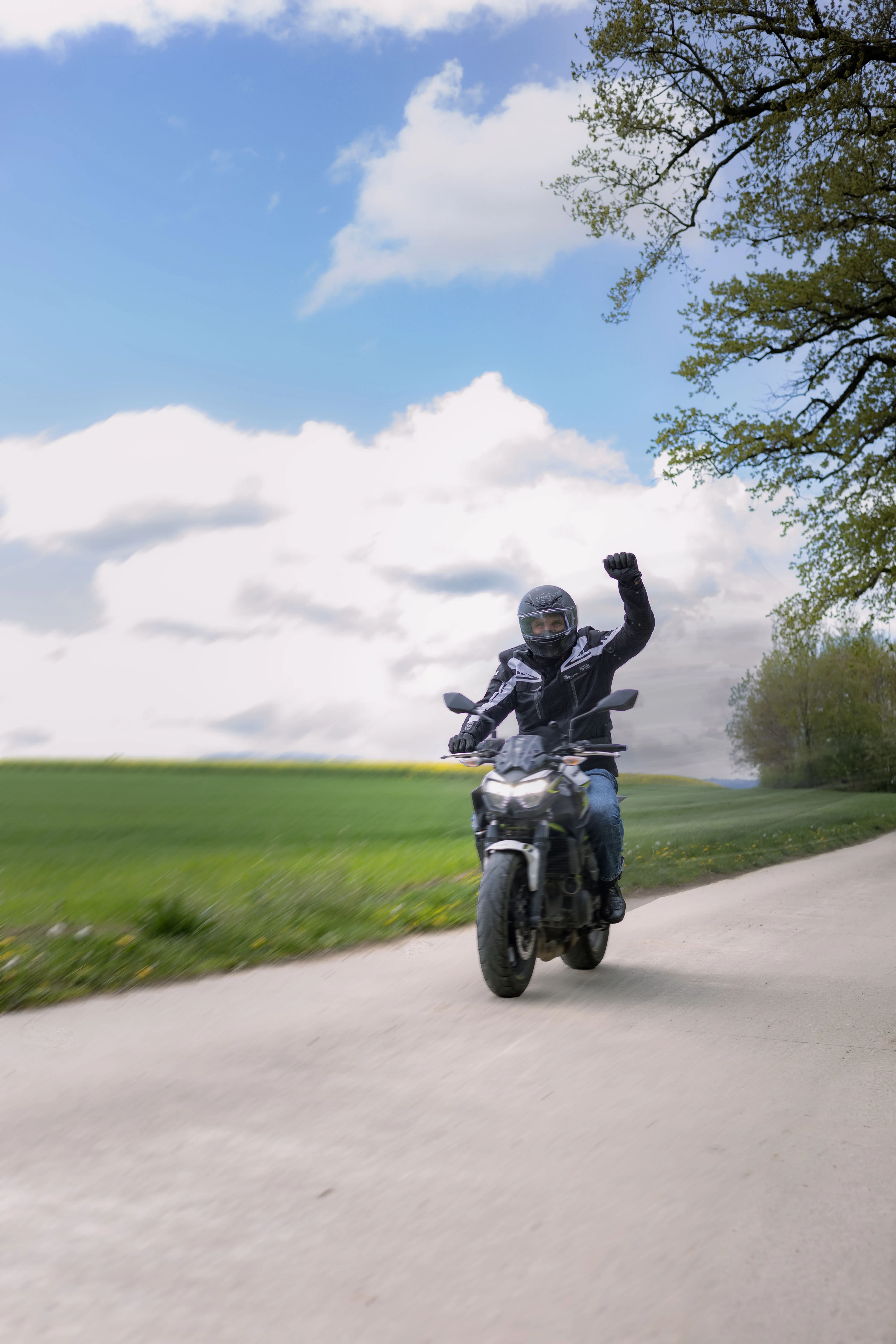 Photo motard poing levé