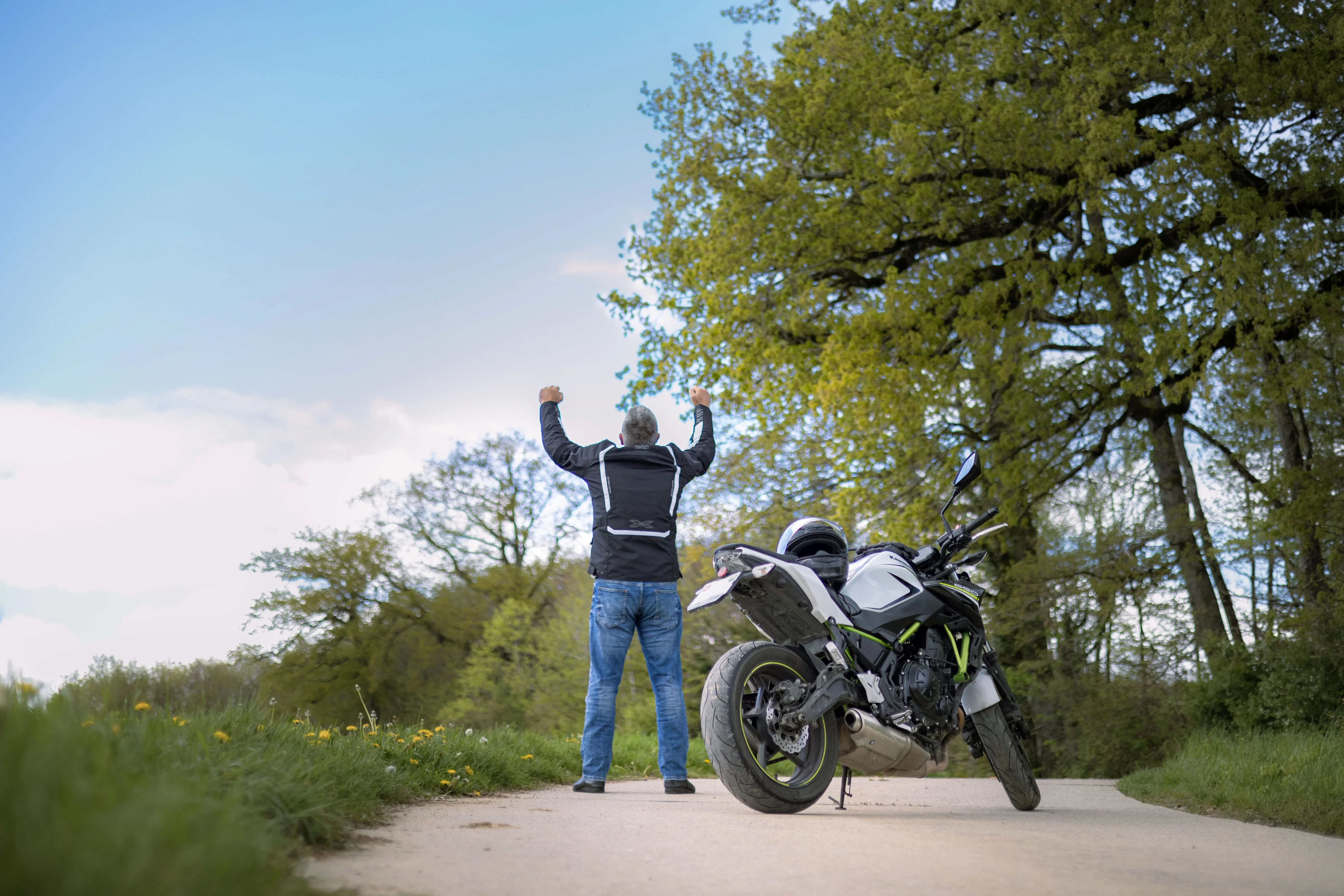 Photo motard bras levés Photo motard bras levés