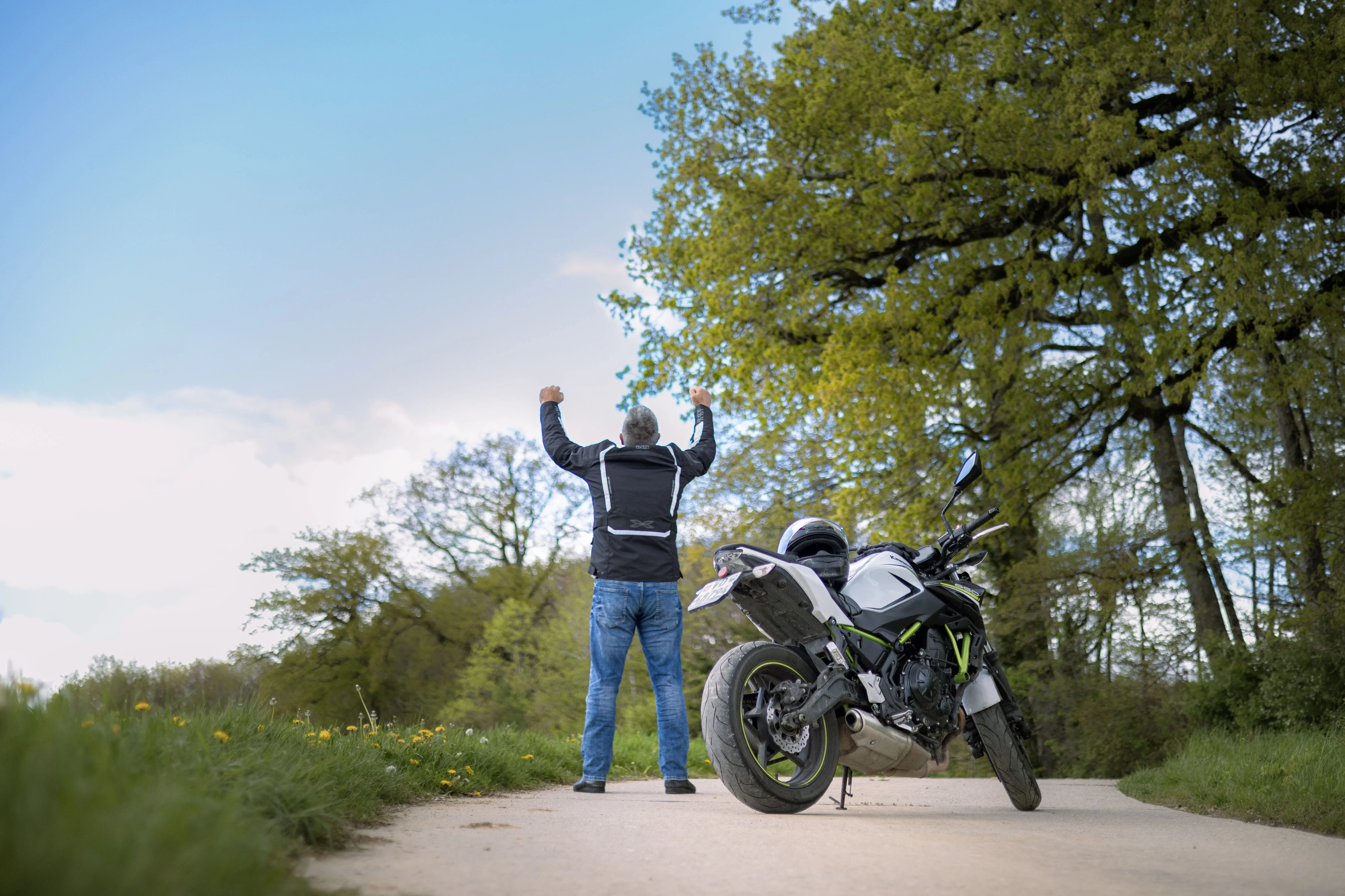 Photo motard bras levé joie